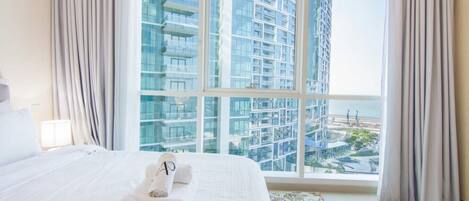 Tabla de planchar con plancha, wifi gratis, ropa de cama