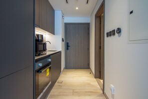 Fridge, microwave, oven, stovetop - Cozy studio in Dubai Hills (Dubai)