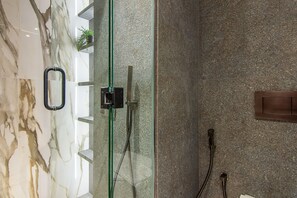 Shower, hair dryer, slippers, towels - Cozy studio in Dubai Hills (Dubai)