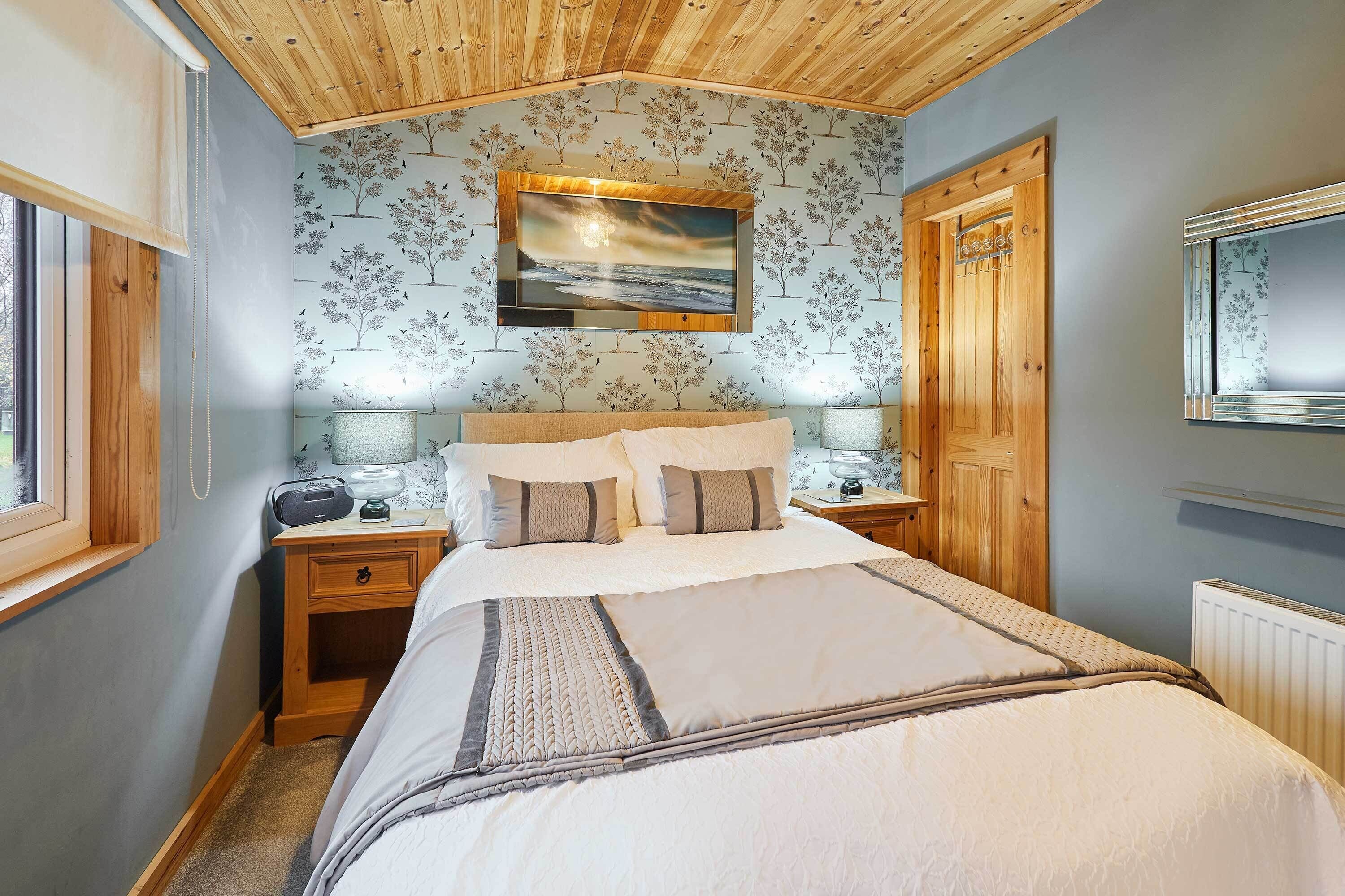 2 dormitorios, escritorio, tabla de planchar con plancha y cuna de viaje