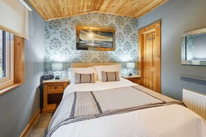 2 bedrooms, desk, iron/ironing board, travel cot