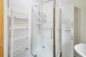 Shower, hair dryer, towels, shampoo