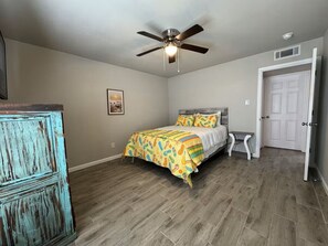 2 habitaciones, tabla de planchar con plancha, wifi y ropa de cama 