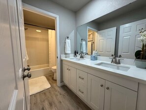 Secadora de cabello, toallas, jabón, papel de baño 