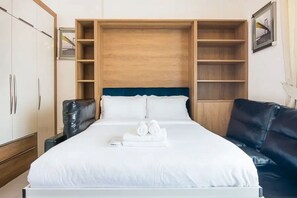 Tabla de planchar con plancha, wifi gratis y ropa de cama 
