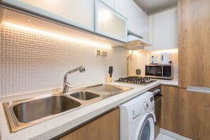 Kühlschrank, Mikrowelle, Ofen, Herdplatte