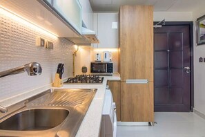 Kühlschrank, Mikrowelle, Ofen, Herdplatte