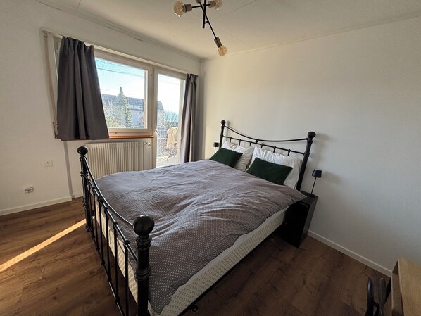 1 dormitorio, escritorio, tabla de planchar con plancha y ropa de cama