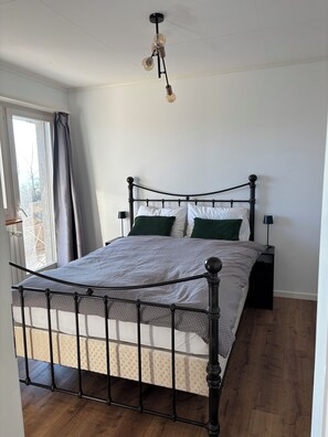 Tabla de planchar con plancha y ropa de cama 