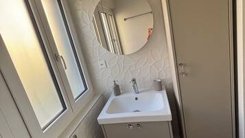 淋浴设施、吹风机、毛巾、肥皂