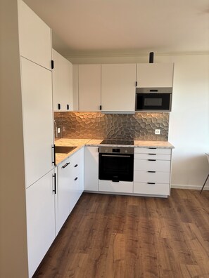 Frigorífico, horno, placa de cocina y lavavajillas