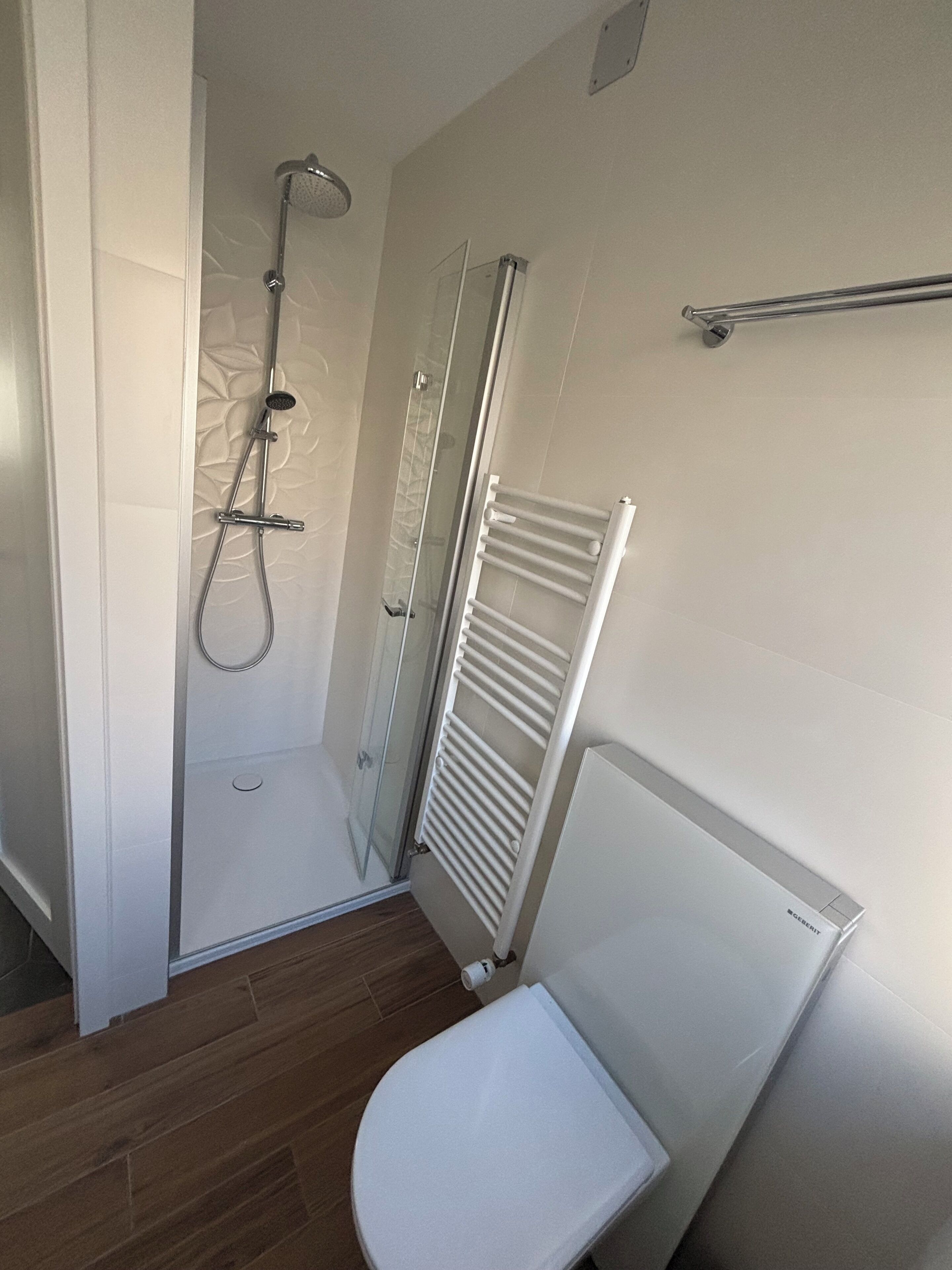 Douche, sèche-cheveux, serviettes fournies, savon