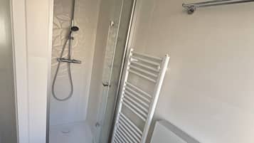 Douche, sèche-cheveux, serviettes fournies, savon