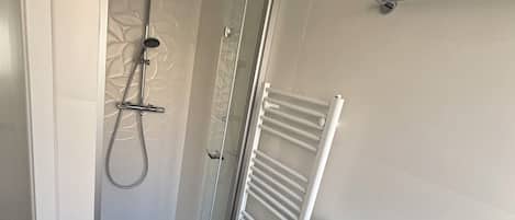 Douche, séchoir à cheveux, serviettes fournies, savon