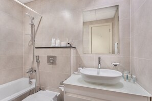 Shower, hair dryer, towels - Cozy Studio in Carson  A, Damac Hills (Dubai)
