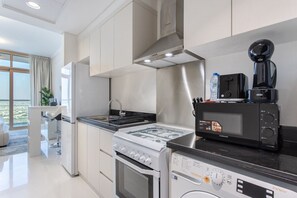 Fridge, microwave, oven, electric kettle - Cozy Studio in Carson  A, Damac Hills (Dubai)