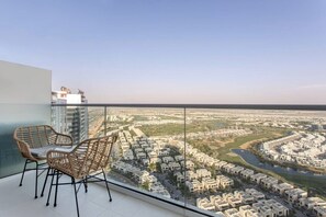 Property grounds - Cozy Studio in Carson  A, Damac Hills (Dubai)