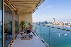 Outdoor dining - Skyline Serenity – Luxury Beachfront Living (Dubai)