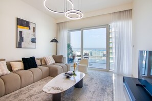 TV - Skyline Serenity – Luxury Beachfront Living (Dubai)