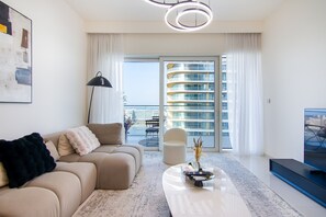 TV - Skyline Serenity – Luxury Beachfront Living (Dubai)