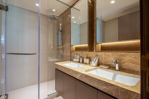 Shower, hair dryer, towels, soap - Skyline Serenity – Luxury Beachfront Living (Dubai)