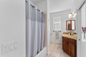 Shower, hair dryer, towels, toilet paper - Seaside Villa Day Dream-SW Cape Coral, south exposure, heated pool, for boaters (Cape Coral)