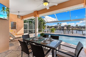 Outdoor dining - Seaside Villa Day Dream-SW Cape Coral, south exposure, heated pool, for boaters (Cape Coral)