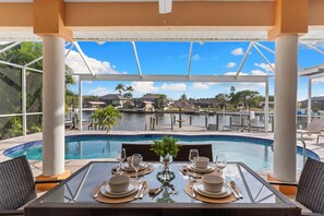 Outdoor dining - Seaside Villa Day Dream-SW Cape Coral, south exposure, heated pool, for boaters (Cape Coral)