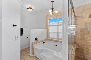 Shower, hair dryer, towels, toilet paper - Seaside Villa Day Dream-SW Cape Coral, south exposure, heated pool, for boaters (Cape Coral)