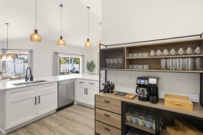 Fridge, microwave, oven, stovetop - New! Family Private Resort, Heated Pool, Pickleball, Putting Green & Game Room (Bradenton)