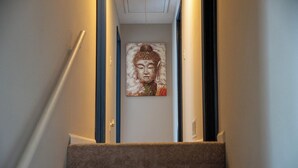 Una scala con un dipinto di Buddha sulla parete.