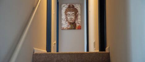 Un escalier orné d’un tableau représentant Bouddha.