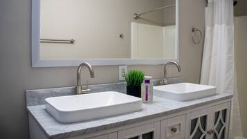 Apartment, 3 Bedrooms | Bathroom