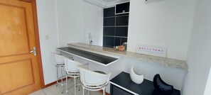 Apartamento básico | Cozinha privada | Geladeira, micro-ondas, cooktop, liquidificador