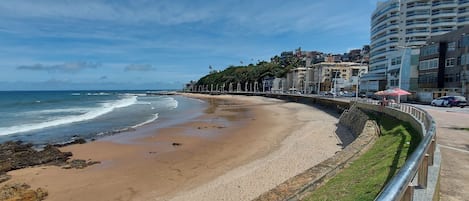 Una spiaggia nelle vicinanze
