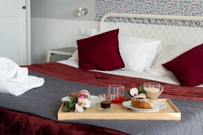 1 chambre, fer et planche à repasser, lit de bébé portatif