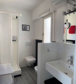Séchoir à cheveux, bidet, serviettes fournies, savon