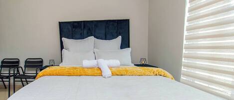 Een strijkplank/strijkijzer, wifi, beddengoed