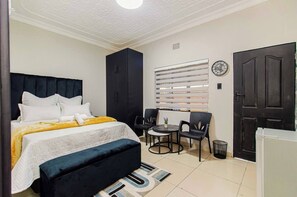 Tabla de planchar con plancha, wifi y ropa de cama 