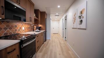 Een microgolfoven, een oven, een kookplaat, een vaatwasser