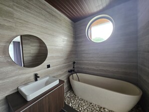 Douche, bidet, serviettes fournies, savon
