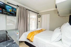 Iron/ironing board, WiFi, bed sheets