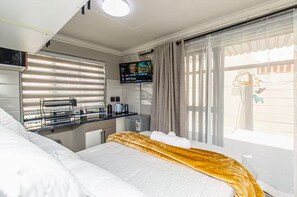 Iron/ironing board, WiFi, bed sheets