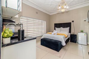 Iron/ironing board, WiFi, bed sheets - Win Haven • Urban Retreat Suite (Randfontein)