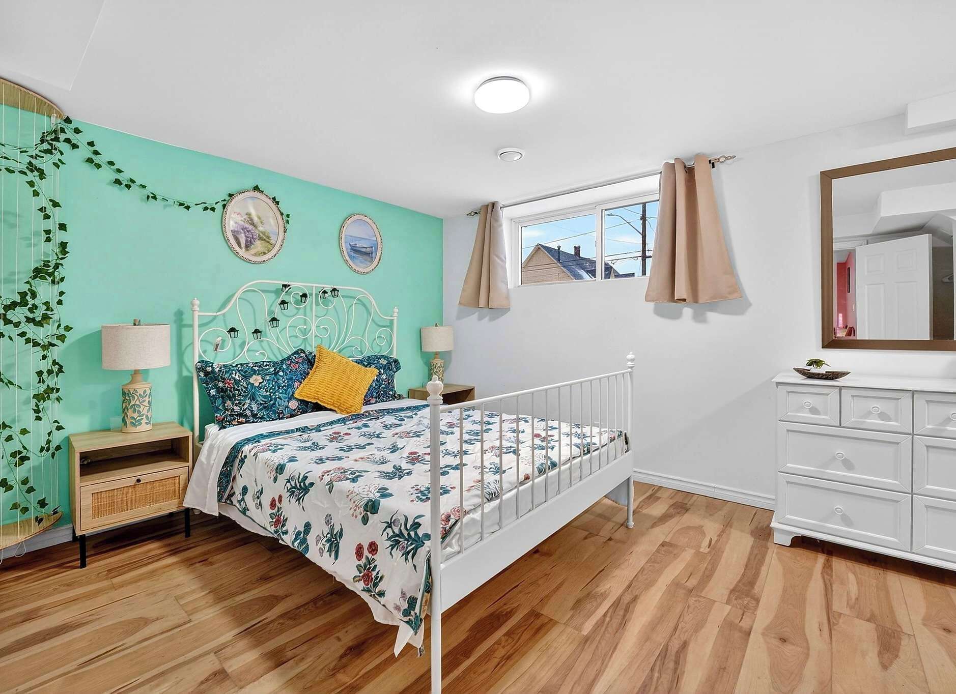 Een bureau, een strijkplank/strijkijzer, reisbedje, wifi