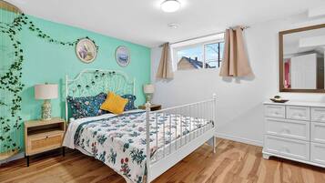 Een bureau, een strijkplank/strijkijzer, reisbedje, wifi