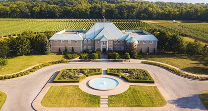 Spring Getaway 1BR Plus Den Near Beaches and Canal