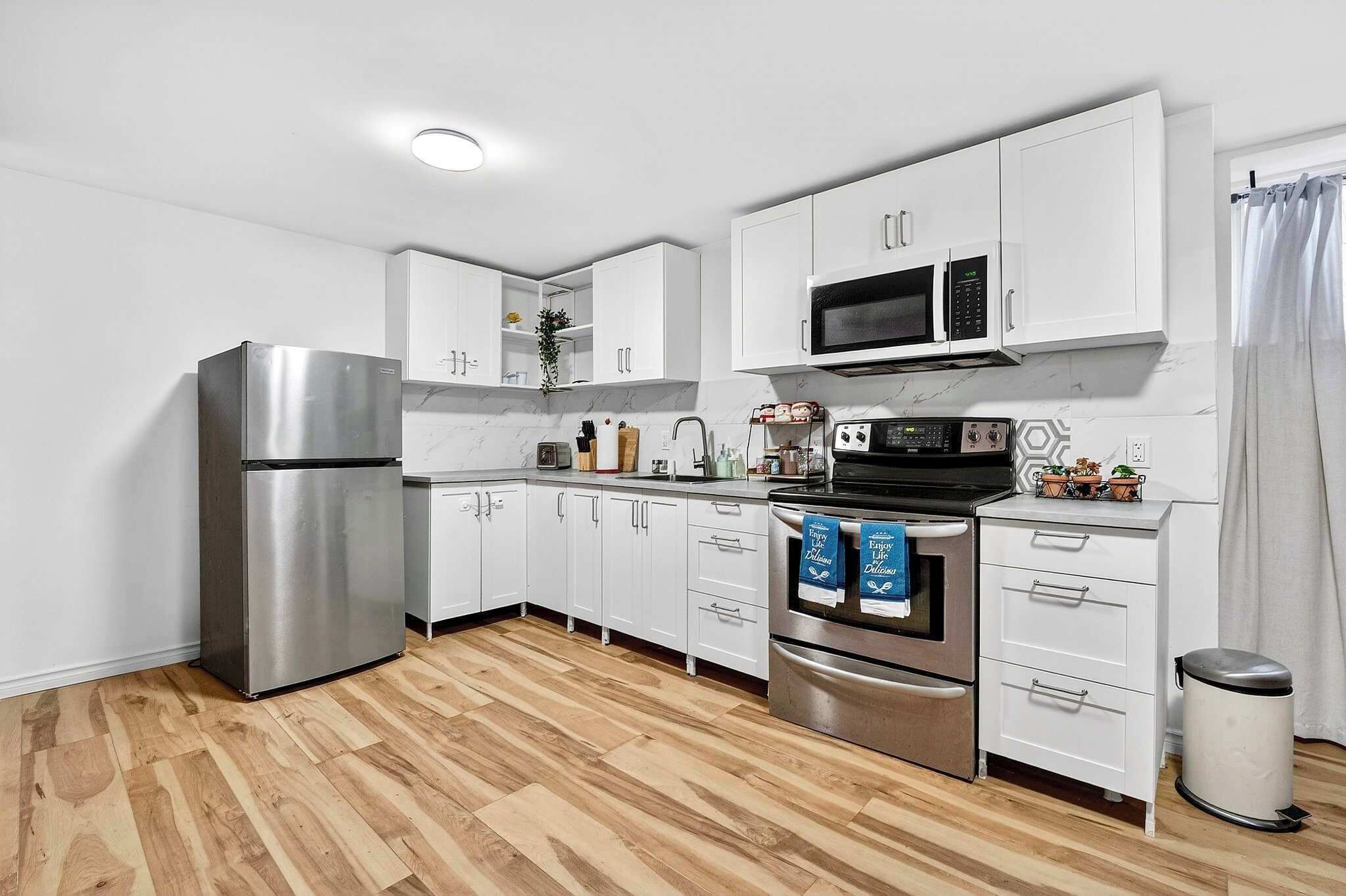 Een koelkast, een magnetron, een oven, een kookplaat