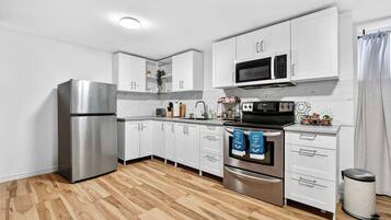 Een koelkast, een magnetron, een oven, een kookplaat