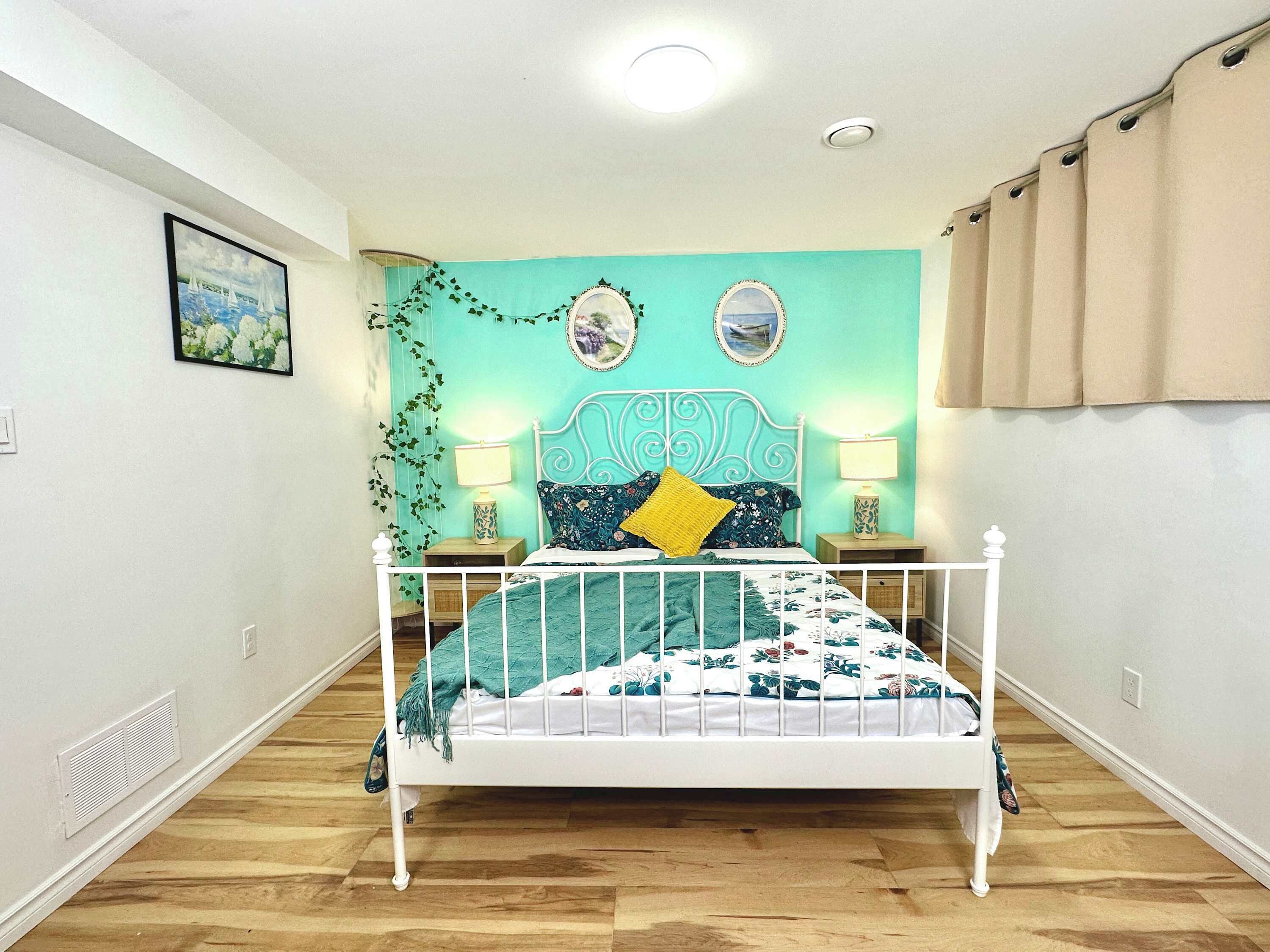 Escritorio, tabla de planchar con plancha, cuna de viaje y wifi 